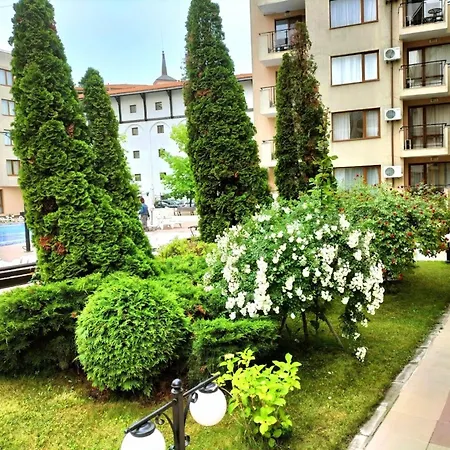 Sunny Victoria Penthouse דירה